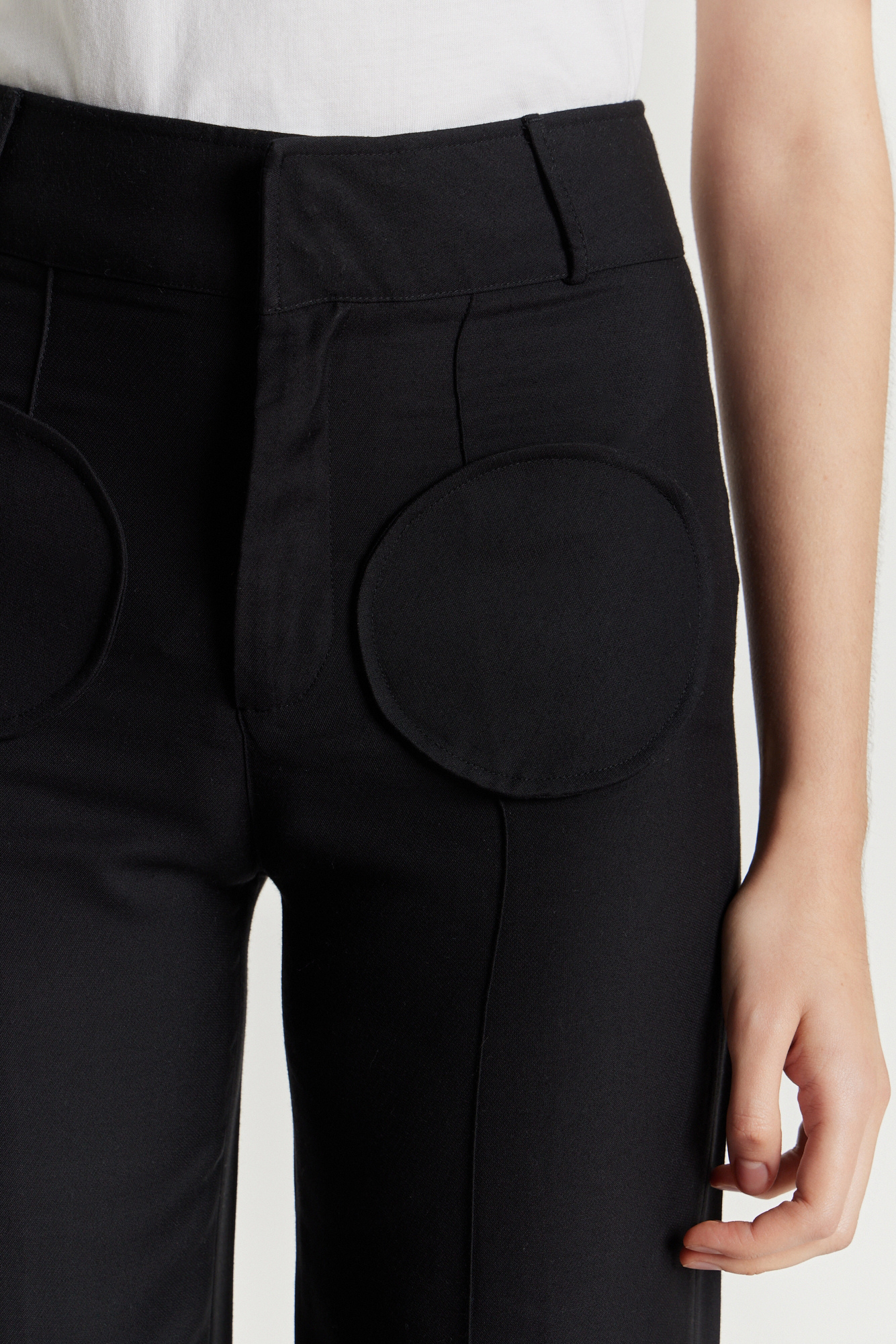Pantalon évasé noir avec détail de poche circulaire