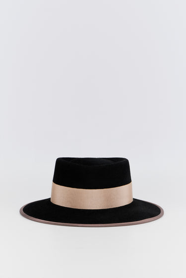 Chapeau noir à large bord en feutre avec bande tissée