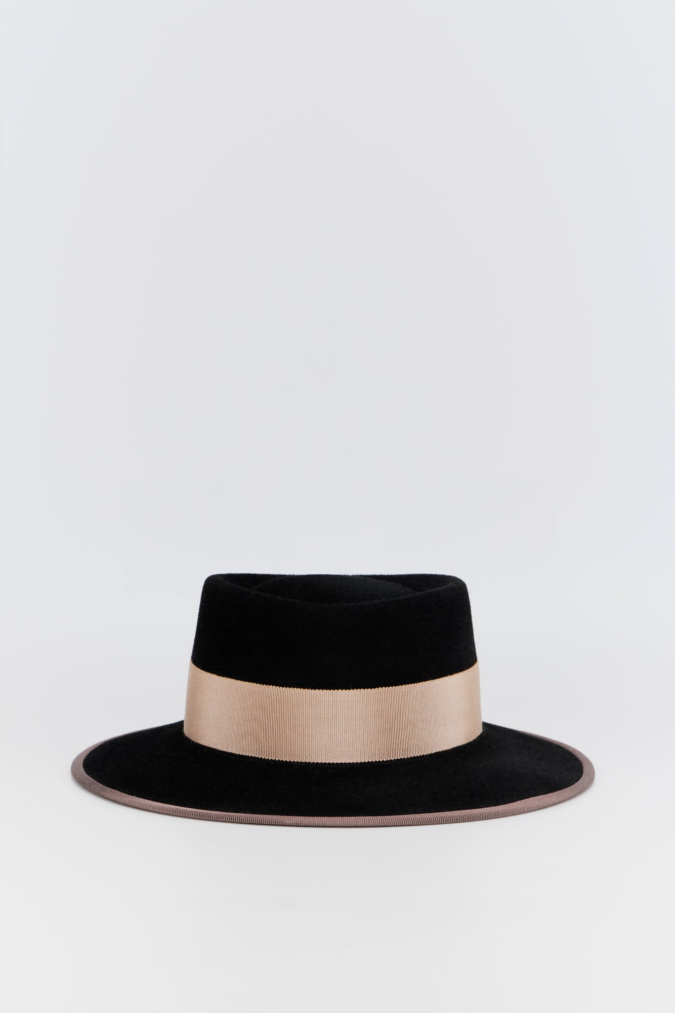 Chapeau à large bord en feutre noir avec bande tissée