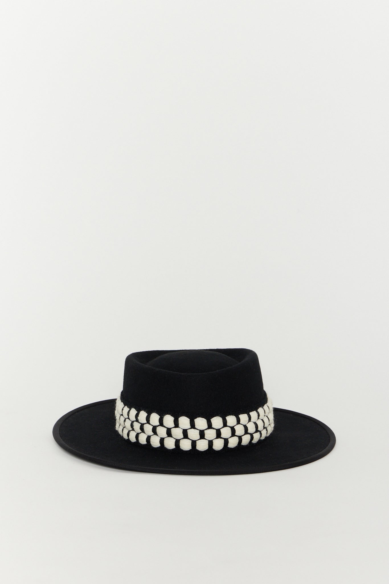 Chapeau à large bord en feutre noir avec bande blanche
