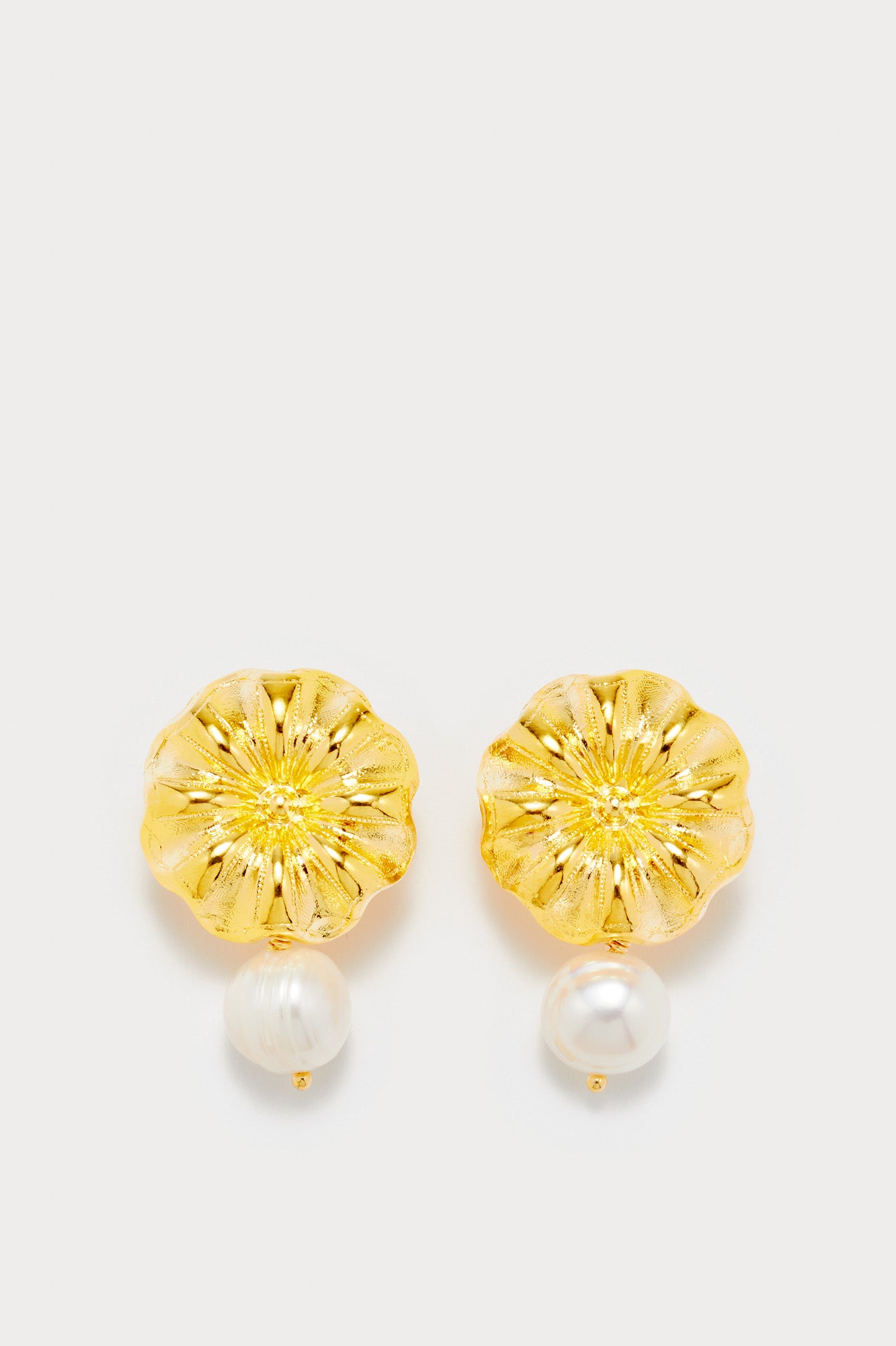 d'estrëe paris White Daisy Pearl Earrings