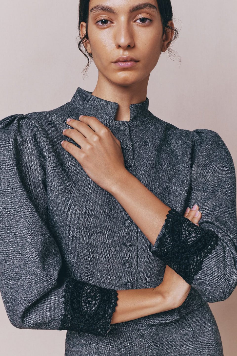 Haut Brodé Manches Bouffantes Gris BCBG Max Azria – Neuf Sans étiquette – Taille S M L